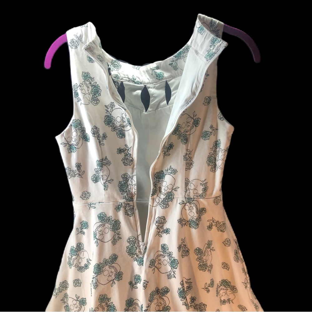 Hot Topic ๐
๐
ฆ๐
๐
ฃ Skulls & Floral Design Pinup-Rockabilly Dress Size S - Picture 10 of 12